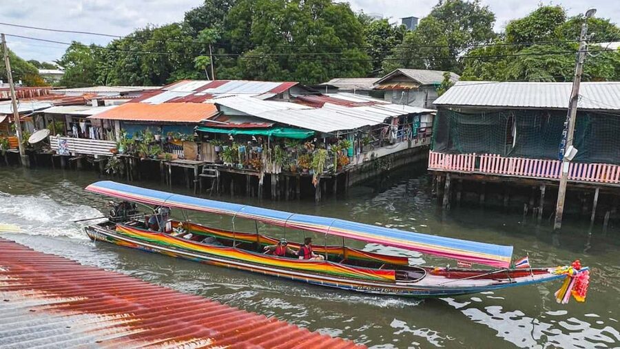 1 Hr Private Bangkok Canal Boat Tour: Traditional Flat Boat - Wat Pak Nam and Bangkok’s tallest Buddha