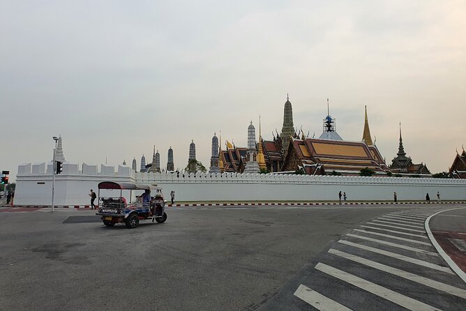 2 Hour Electric Tuk Tuk Cultural Tour of Bangkok - What happens with Wat Pho, Golden Mount, and the lotus workshop