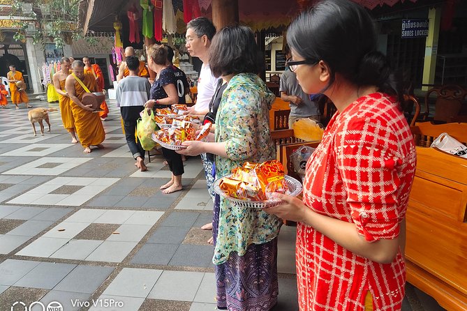 4 highlights: Sticky Waterfall/Elephants/local market /Wat Banden - Why the guides make a difference