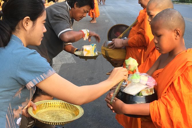 4 highlights: Sticky Waterfall/Elephants/local market /Wat Banden - The local market and its unusual food stalls