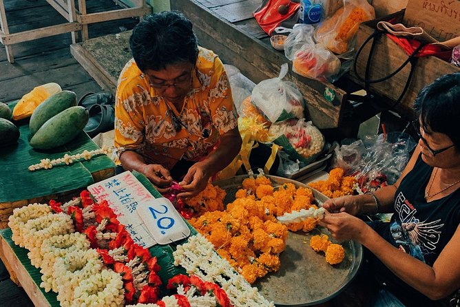 A night at the market - An hour among orchids and marigolds at Pak Khlong Flower Market