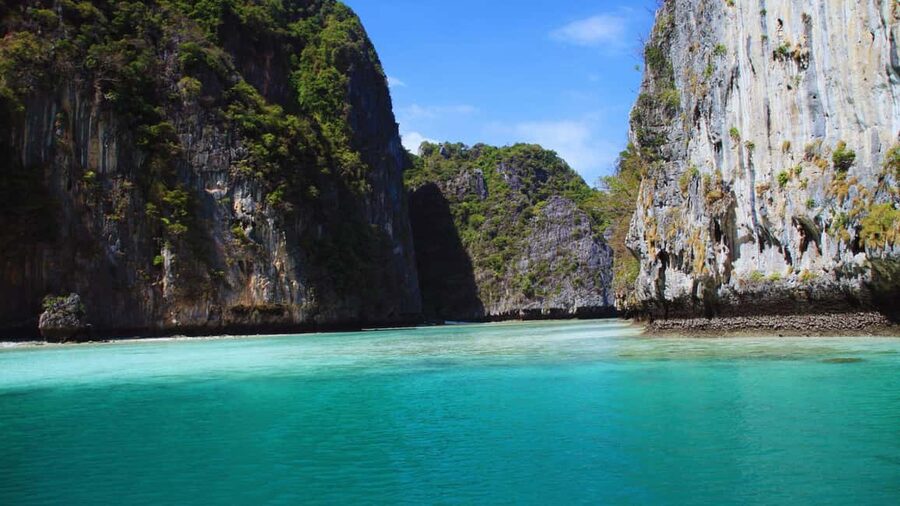 Ao Nang: Phi Phi Islands Speedboat or Catamaran Tour One day - Maya Bay and the Crowds