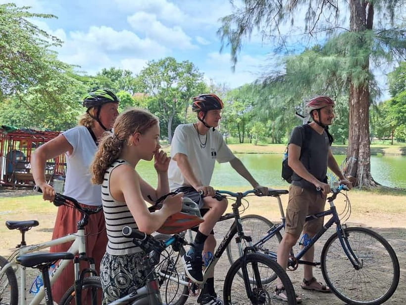Ayutthaya: Colorful Slow Life Bicycle Tour with local guide. - Hua Ro Market and the return toward the old city