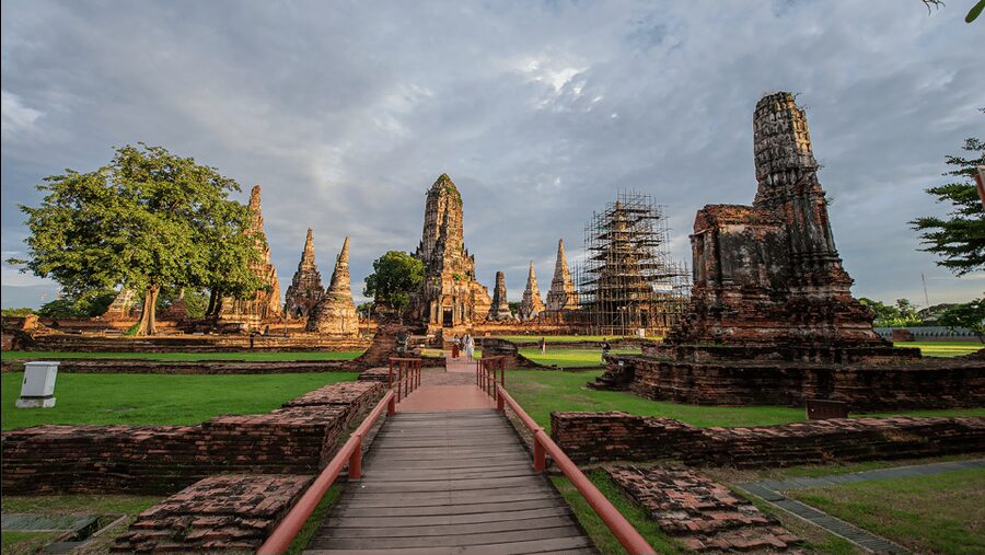 Ayutthaya One Day: Famous Temples & Bang Pa-In Palace Tour - Wat Yai Chai Mongkhon and its tall chedi