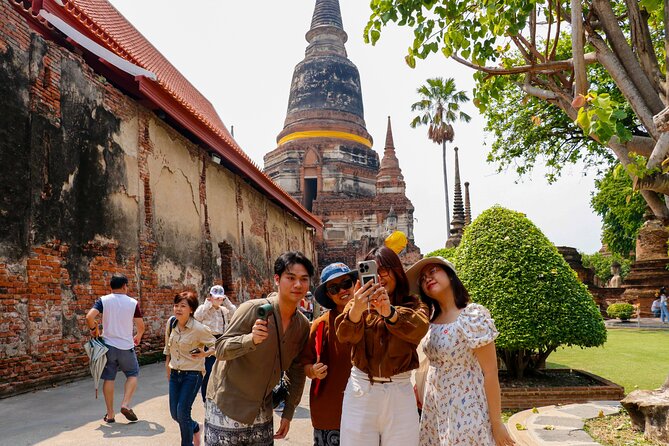 Ayutthaya Summer Palace and Temples Day Tour from Bangkok - Wat Mahathat and the Buddha head in tree roots