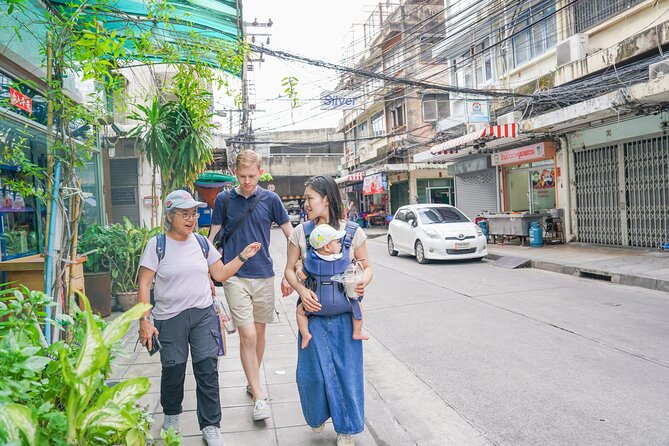 Bang Rak Backstreets: Local Bites & Culture Walking Tour - A hidden restaurant for Thai curries