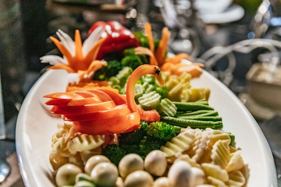 Bangkok: Alangka Luxury Buffet Dinner Cruise With Live Music - Live singers and traditional Thai dancing