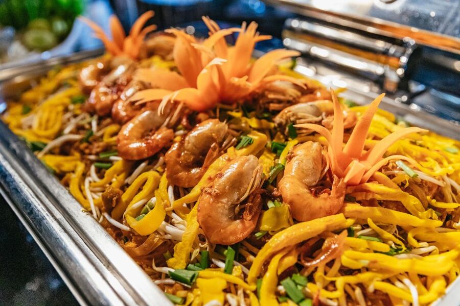 Bangkok: Alangka Luxury Buffet Dinner Cruise With Live Music - Who will enjoy this cruise most?