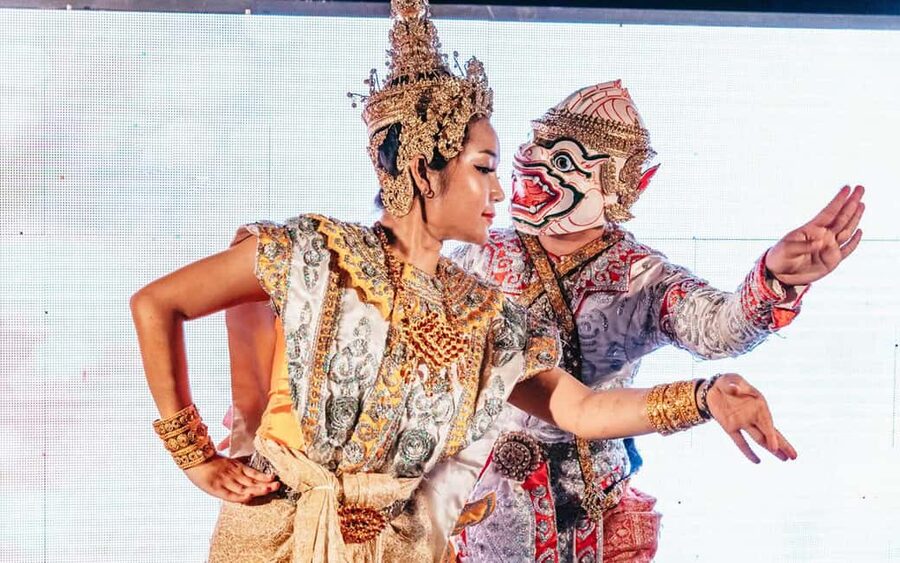 Bangkok: Alangka Luxury Cruise with Buffet and Live Music - Wat Pho and the Grand Palace from the water