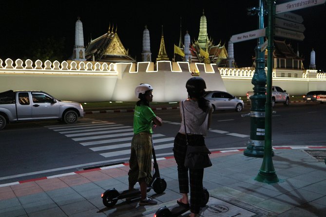 Bangkok at Night by Electric Scooter - Wat Prayoon and the ride home