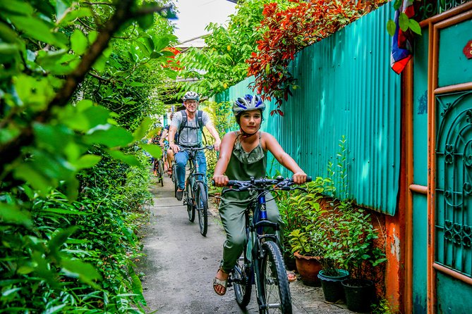Bangkok: Backstreets and Temple Historic Bike Tour - Crossing the Chao Phraya River by local ferry