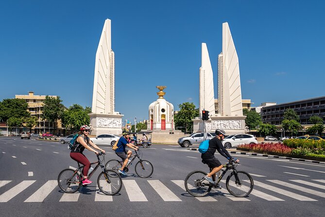 Bangkok: Backstreets and Temple Historic Bike Tour - Khaosan Road and Phra Athit Road: leaving the tourist zone
