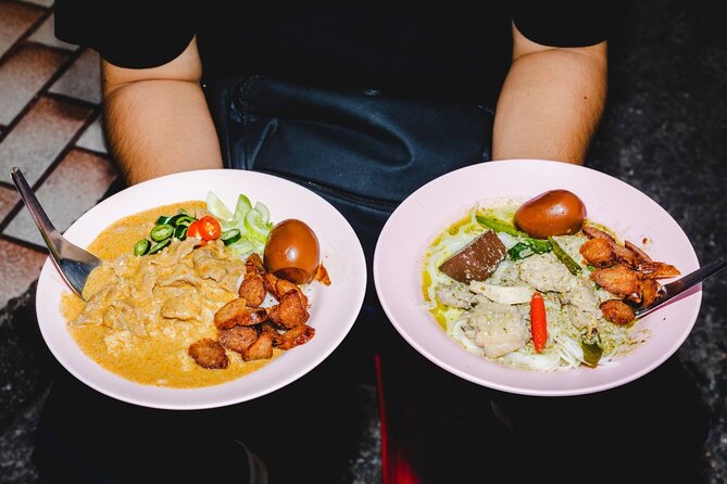 Bangkok: Backstreets Food Tour with 15+ Tastings - Entering Yaowarat through its narrow lanes
