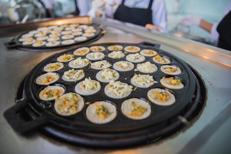 Bangkok: Baiyoke Observation Deck Ticket with Buffet Meal - Floor 79 offers a grand international spread, with a closure to check