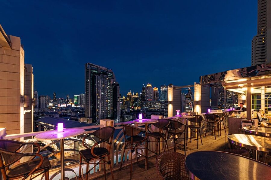 Bangkok: Barracuda Rooftop Bar Akara Hotel - Service, atmosphere, and comfort