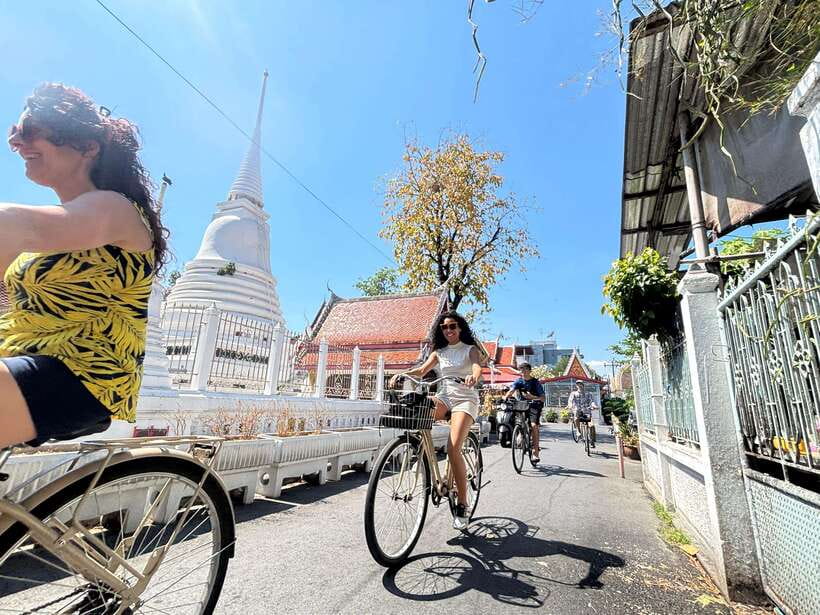 Bangkok: Bike, Boat & Food Tour in Thonburi - Talat Phlu and the first quiet lanes