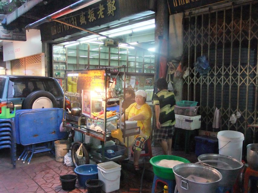 Bangkok by Night Cycling Tour with Street-food Meal - Guides, safety, and the pace of the ride