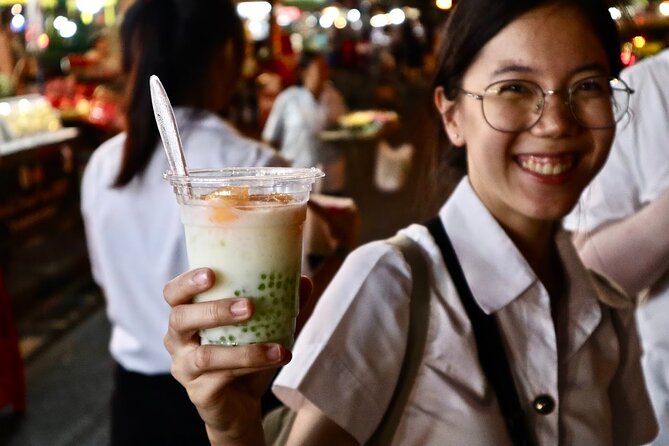 Bangkok by Night Food Tour with 10+ Tastings in Chinatown - More than food: temples, history, and local customs