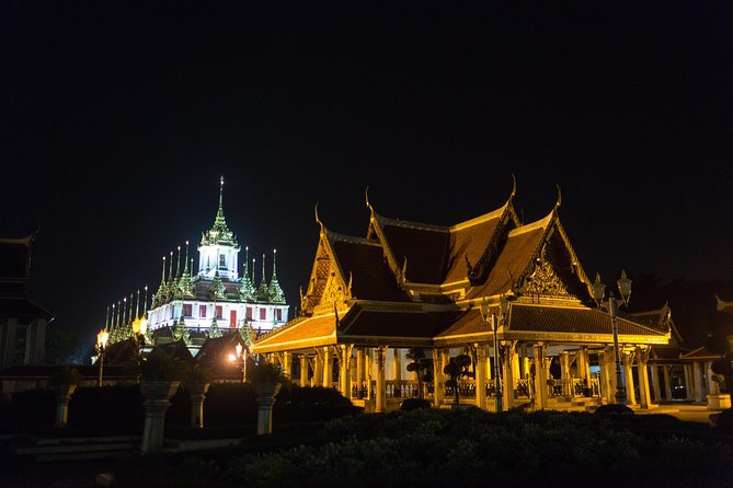 Bangkok by Night: Temples, Markets and Food Tuk-Tuk Tour - Wat Prayurawongsawat and a quieter temple setting
