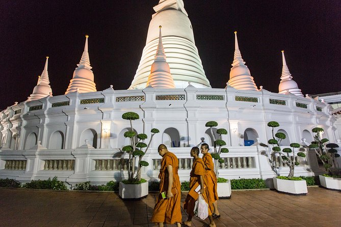Bangkok by Night: Temples, Markets and Food Tuk-Tuk Tour - Dinner at a local restaurant