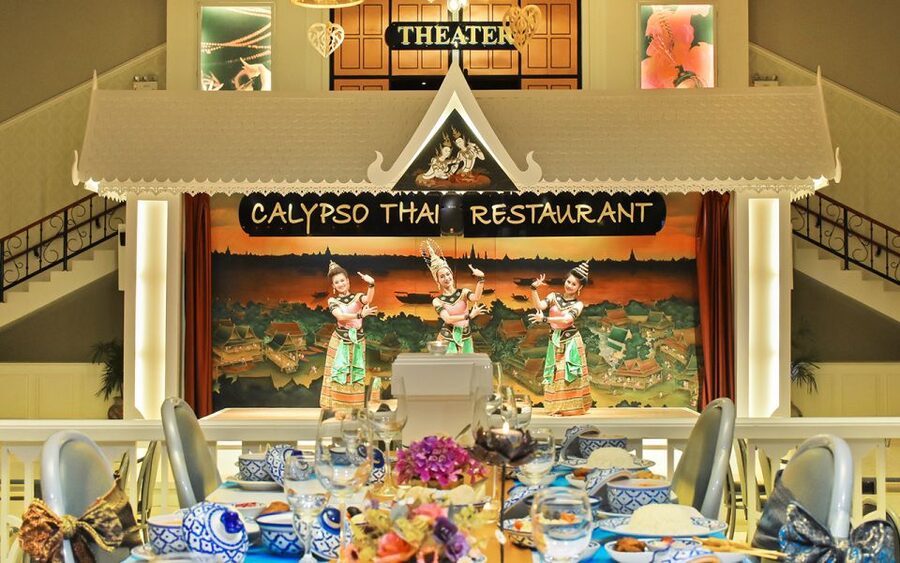 Bangkok: Calypso with Thai Classical Dance - The venue, shopping mall location, and evening plan