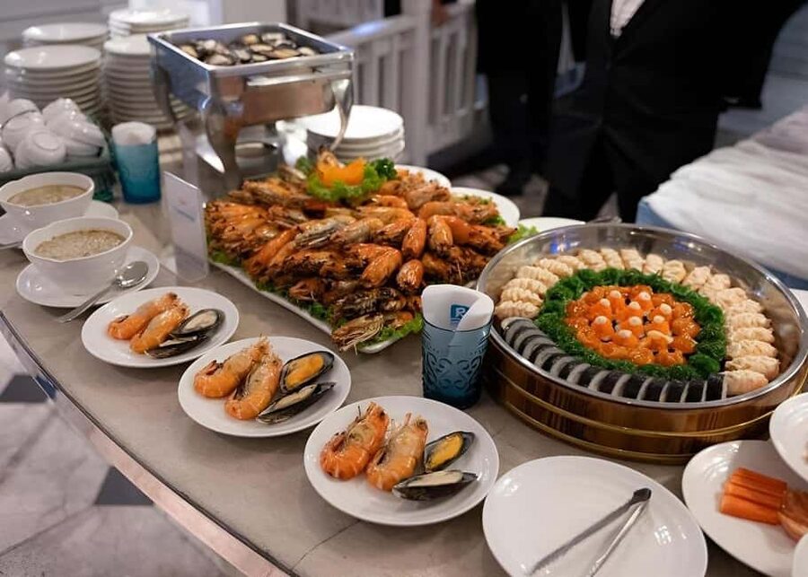 Bangkok: Carnival Dinner Cruise with Free-Flow Beer & Buffet - What you’ll find at the buffet