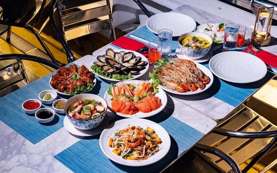 Bangkok: Carnival Dinner Cruise with Free-Flow Beer & Buffet - Who should choose this cruise?