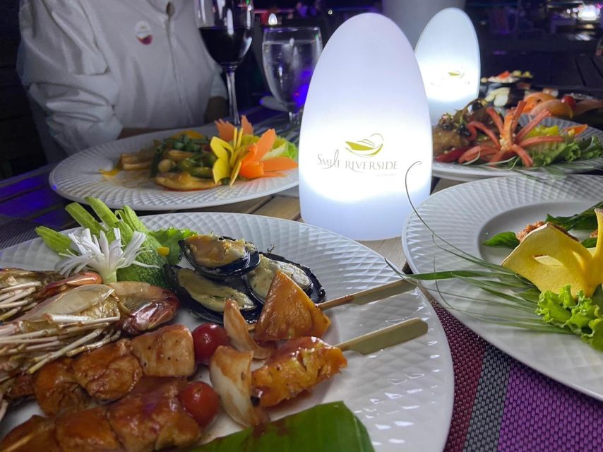 Bangkok: Chao Phraya River Buffet Dinner Cruise - Dinner: a broad buffet with a busy rush