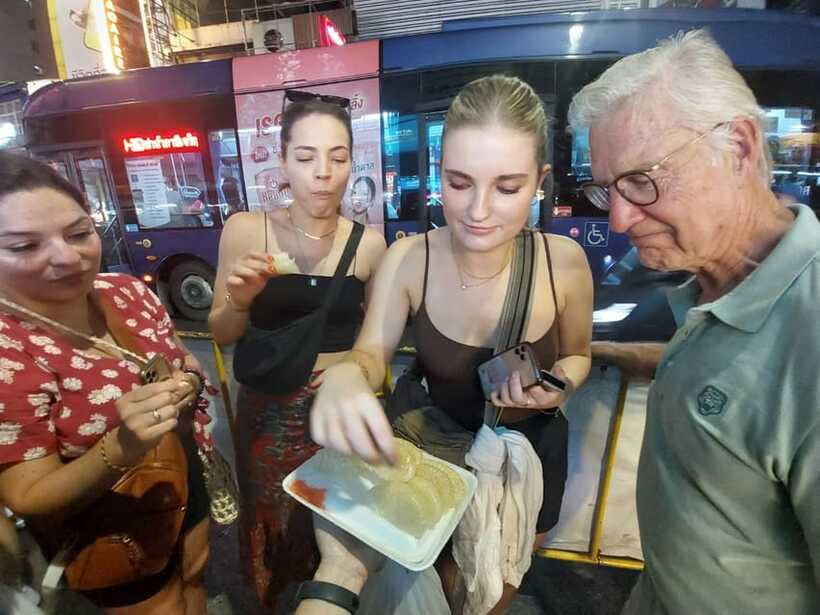 Bangkok: Chinatown Food Tour with Michelin Food Stalls - Sweet dishes, tea, and a gentle finish