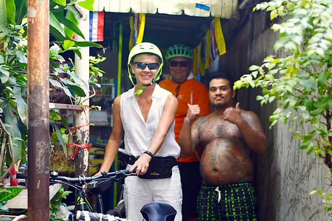 Bangkok City Bike Tour - Hotel-pickup & Lunch - Talad Noi opens the morning with old Bangkok character