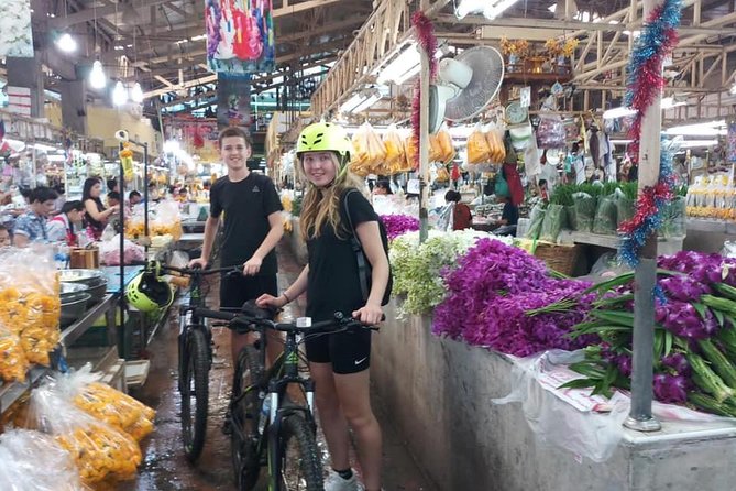 Bangkok City Bike Tour - Hotel-pickup & Lunch - The guide and group size shape the day