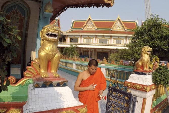 Bangkok City Culture Tour by Bike - Wat Chong Lom and a short lesson in Thai customs