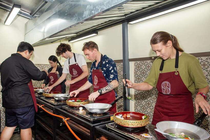 Bangkok: Cooking Class with Market Visit & Tuk Tuk Ride - What the small class size changes