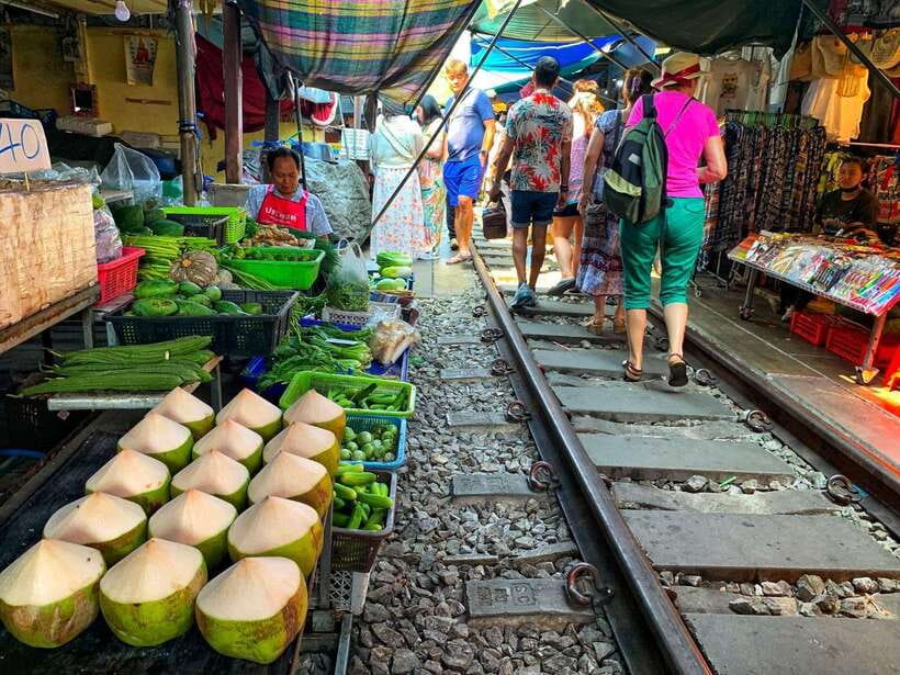 Bangkok: Damnoen Saduak and Mae Klong Train Markets - Damnoen Saduak by paddle boat