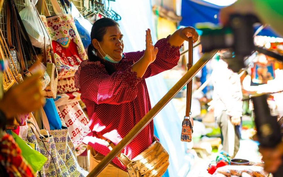 Bangkok: Damnoen Saduak and Train Market with Boat Ride - Heat, comfort, and what to pack