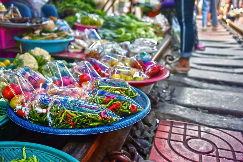 Bangkok: Damnoen Saduak Market and Maeklong Railway Market - What the guides add to the day
