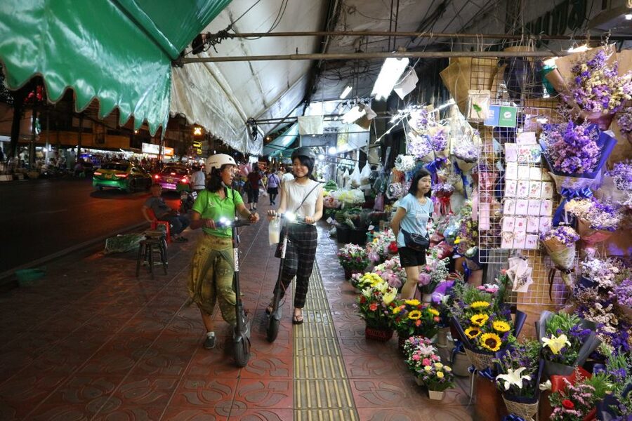 Bangkok: E-Scooter Night Tour with Local Street Food - Wat Pho and the Grand Palace after closing time