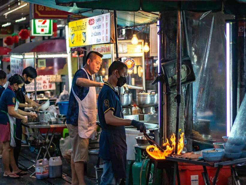 Bangkok: Evening Tour with Wat Arun, Wat Pho & Tuk Tuk Ride - How much walking and structure should you expect?