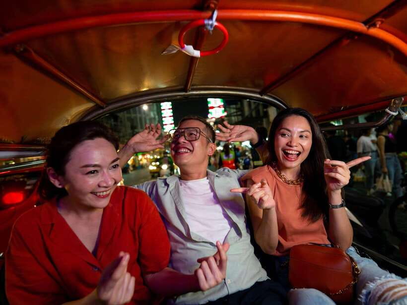 Bangkok: Evening Tour with Wat Arun, Wat Pho & Tuk Tuk Ride - Starting at Tha Tian Pier and walking Maha Rat Road