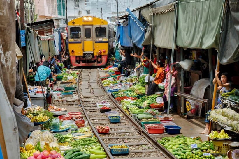 Bangkok: Famous Markets and Dragon Temple Guided Day Tour - Damnoen Saduak and the canal ride