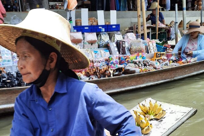 Bangkok: Floating Market and Train Tour with Guide in Spanish and English - A traditional boat through the floating market
