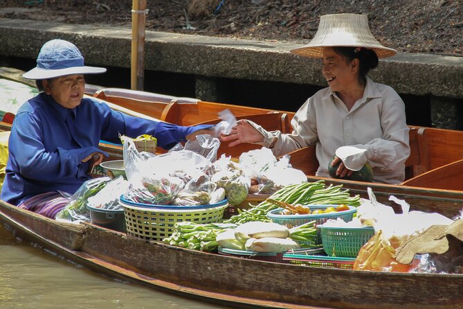 Bangkok: Floating Market and Train Tour with Guide in Spanish and English - Crowds, noise, and the canal conditions
