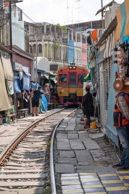 Bangkok: Floating Market, Phra Pathom Pagoda & Cafes Tour - Why This Day Trip Works