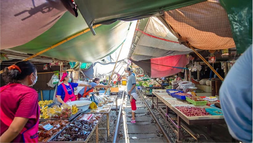Bangkok: Floating Market, Phra Pathom Pagoda & Cafes Tour - Phra Pathom Chedi and a Quieter Hour
