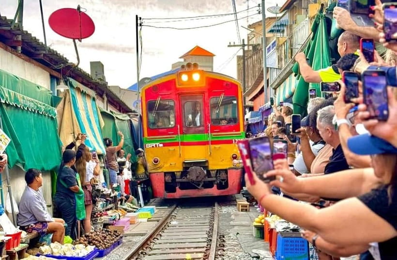 Bangkok: Floating Market & Railway Market with Hotel Pick Up - Damnoen Saduak by boat