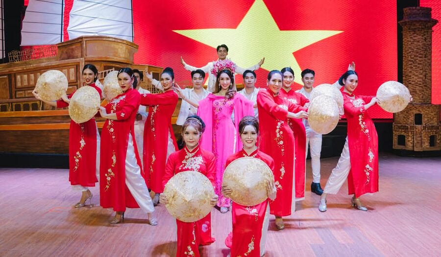 Bangkok: Golden Dome Cabaret Show Entry Ticket - Costumes, lighting, and technology do the talking