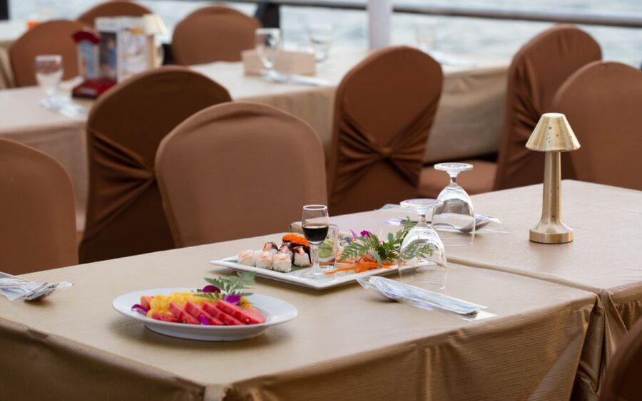 Bangkok: Grand Chao Phraya Dinner Cruise with Live Show - A Bangkok evening built around the river