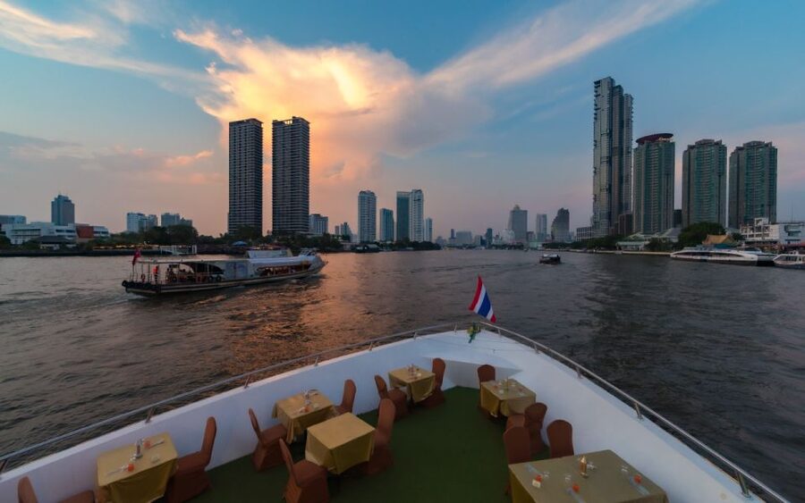 Bangkok: Grand Chao Phraya Dinner Cruise with Live Show - The best views from the open deck