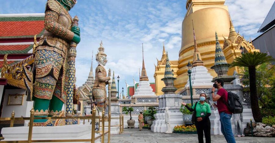 Bangkok: Grand Palace and Wat Arun Guided Walking Tour - Two Bangkok icons in one compact outing
