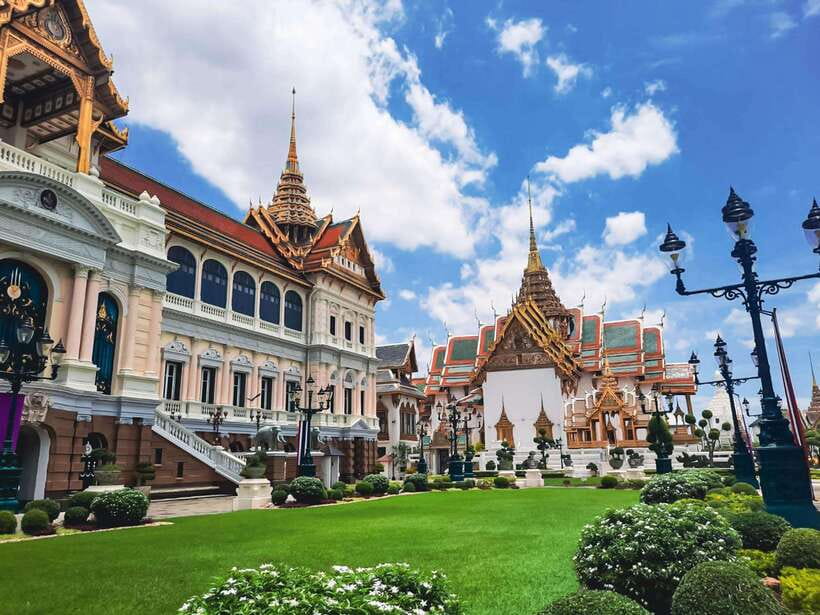 Bangkok: Grand Palace and Wat Phra Kaew Guided Walking Tour - Wat Phra Kaew and the Emerald Buddha
